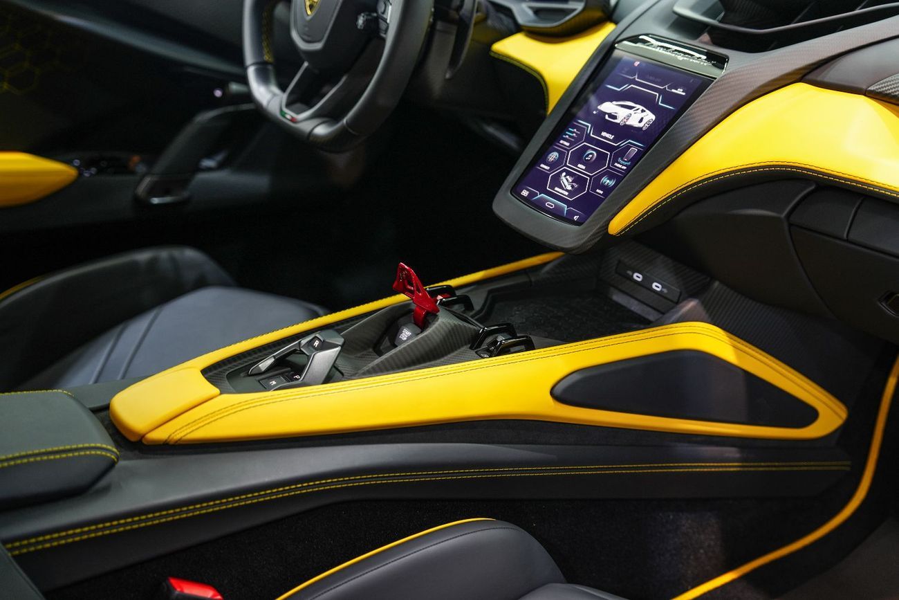 لامبورغيني ريفويلتو 6.5L V12 Hybrid 2024 Lamborghini Revuelto, Brand New, Carbon Fiber Interior, GCC Specs!!