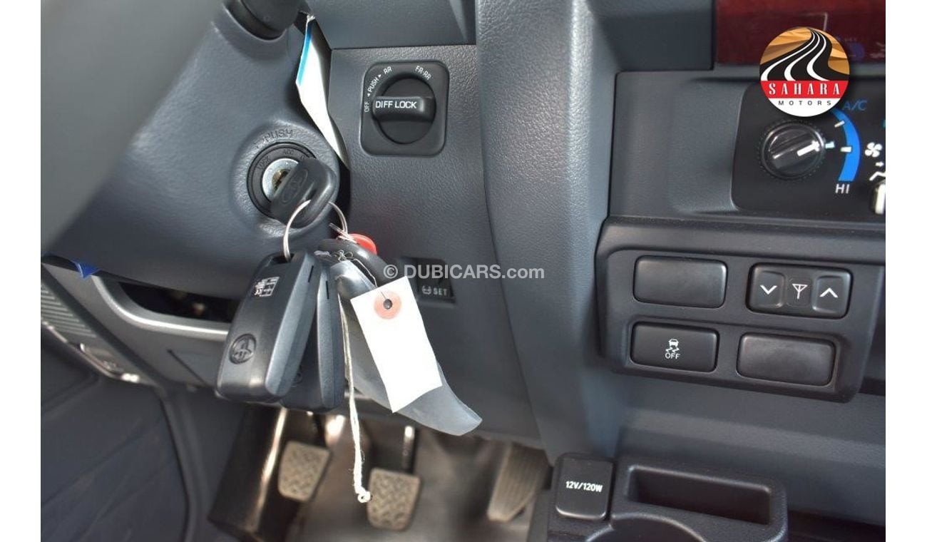 Toyota Land Cruiser Pick Up 79 DOUBLE CABIN PICKUP DLX V8 4.5L DIESEL MT