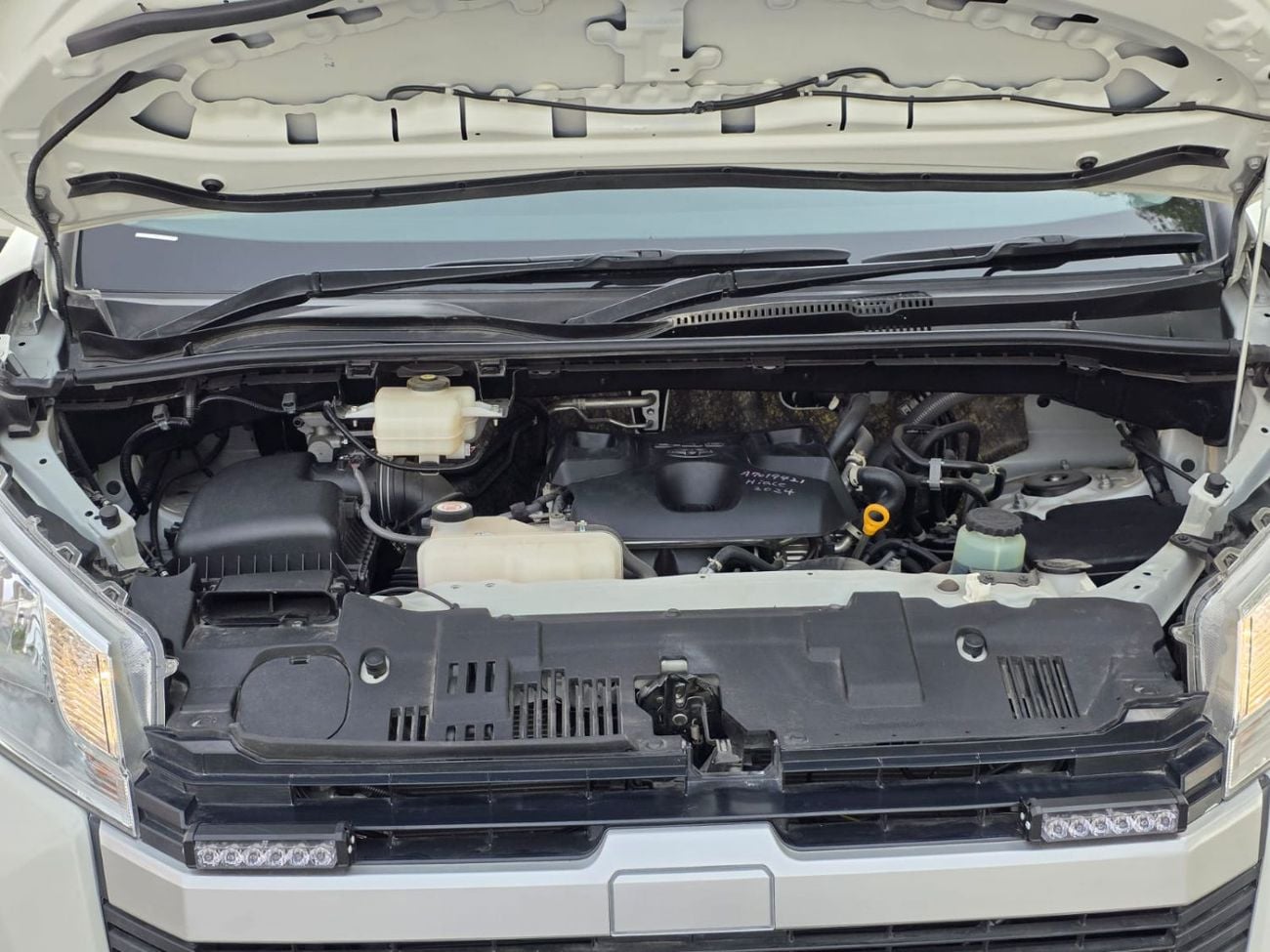 Toyota Hiace DLS - STD ROOF FUEL DIESEL ,ENGINE CAPACITY 2800 CC ,RIGHT HAND DRIVE ONLY FOR EXPORT