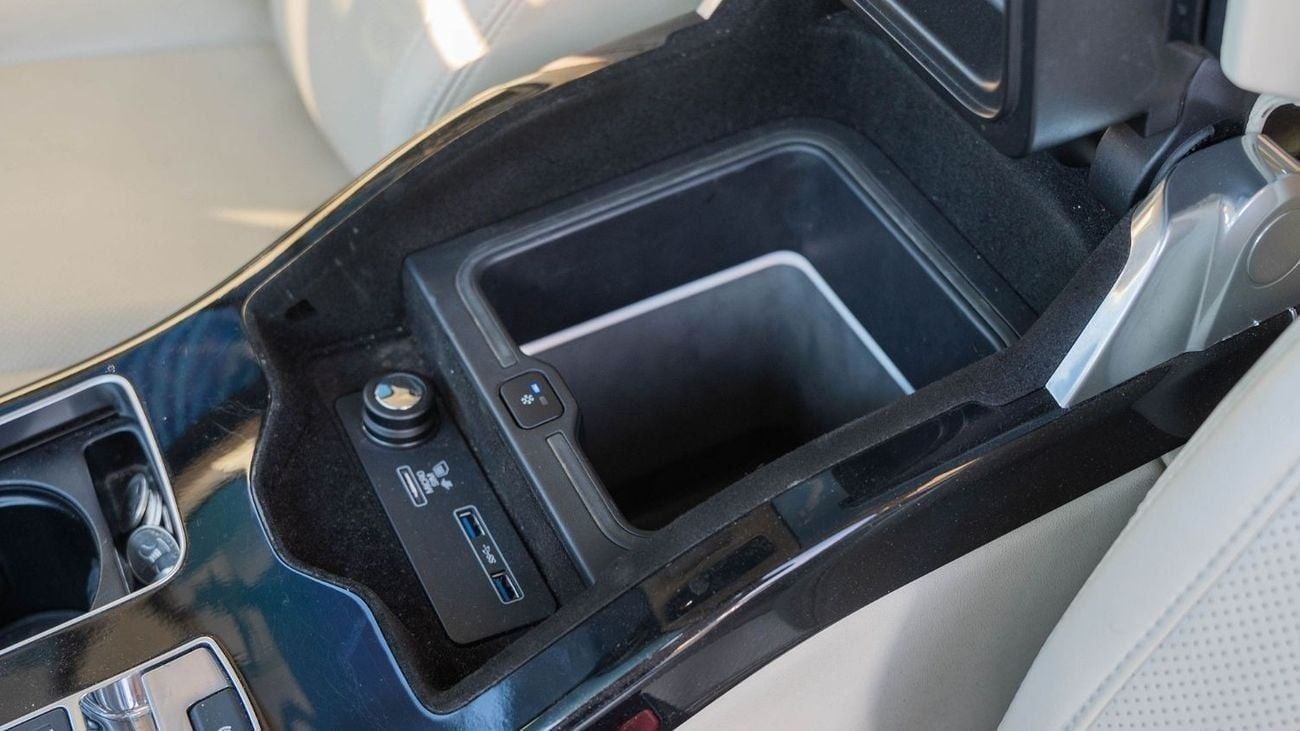 Land Rover Range Rover 2020 Land Rover Range Rover Vogue Long Wheelbase Supercharged V8 5.0L AT Petrol