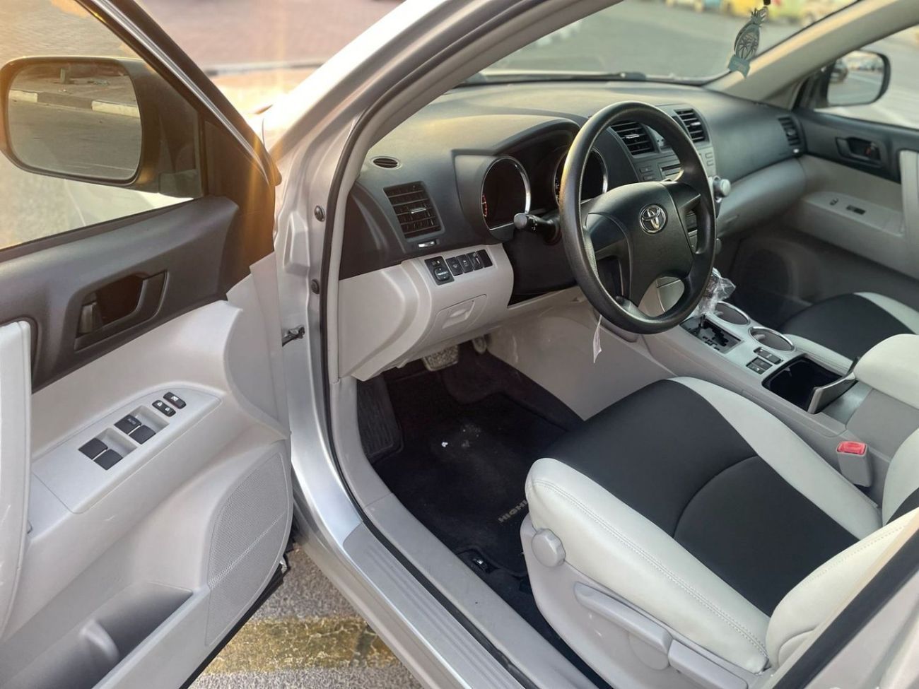 Toyota Highlander 2012 Toyota Highlander – 3.5L V6 – Mid Option – AWD – USA Specs