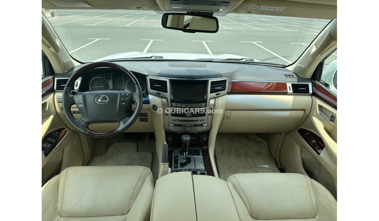 Lexus LX 570 Platinum MODEL 2014 GCC CAR PERFECT CONDITION INSIDE AND OUTSIDE FULL ORIGINAL PAINT ONE OWNER 2 key