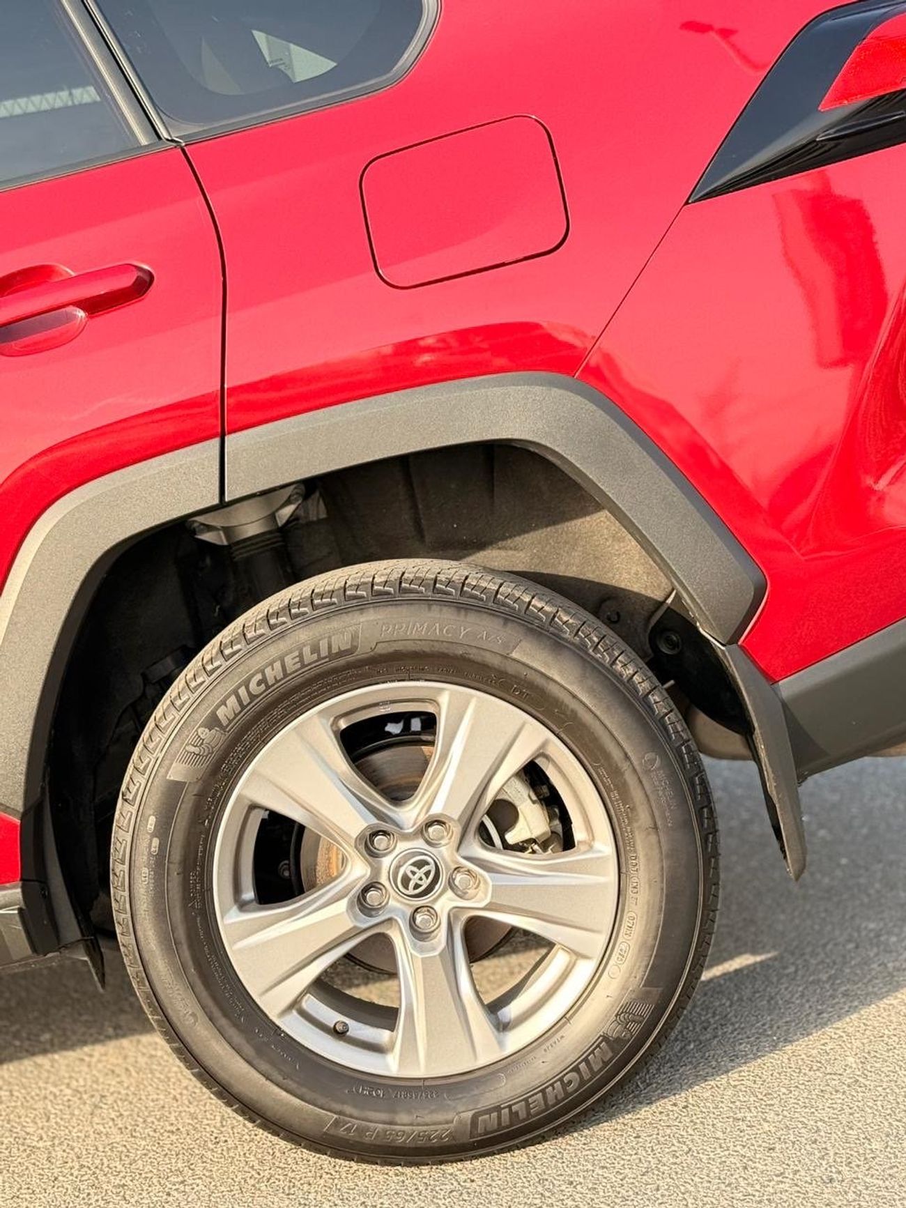 تويوتا راف ٤ XLE 2.5 L | sunroof, push start low mileage full option