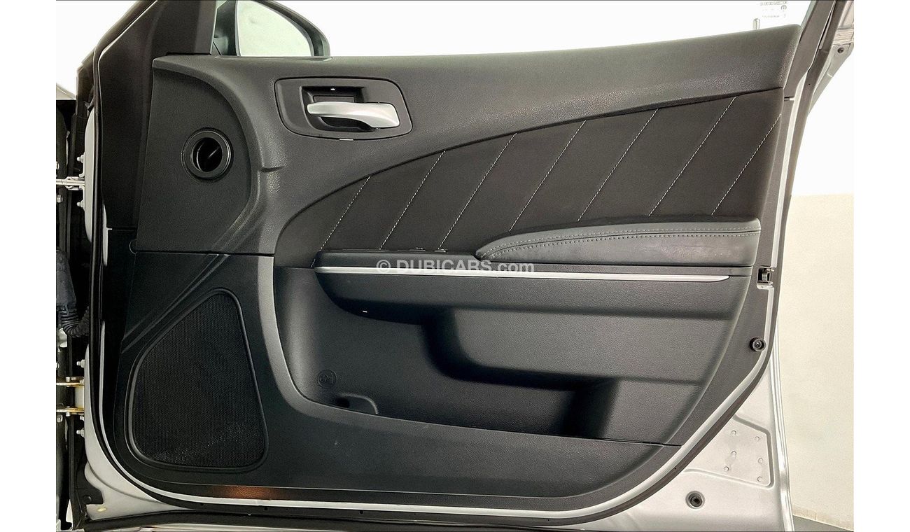 Dodge Charger SXT / SE