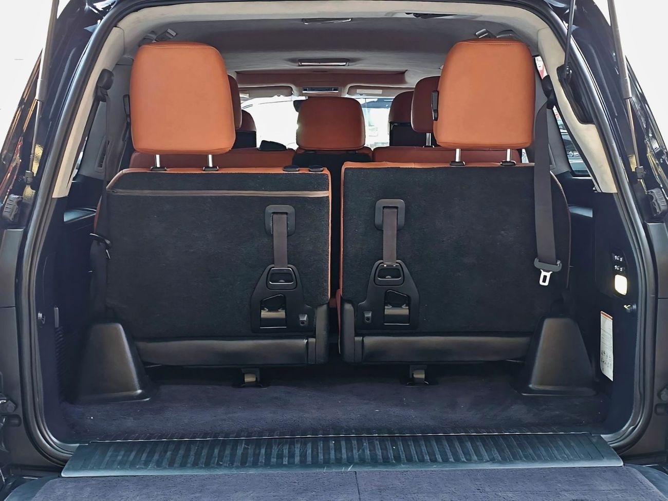 Lexus LX 570 GCC/ FULL OPTION / RADAR / ZAFRAN INTERIOR/LOW MILEAGE/ EXPORT ONLY / LOT#25091