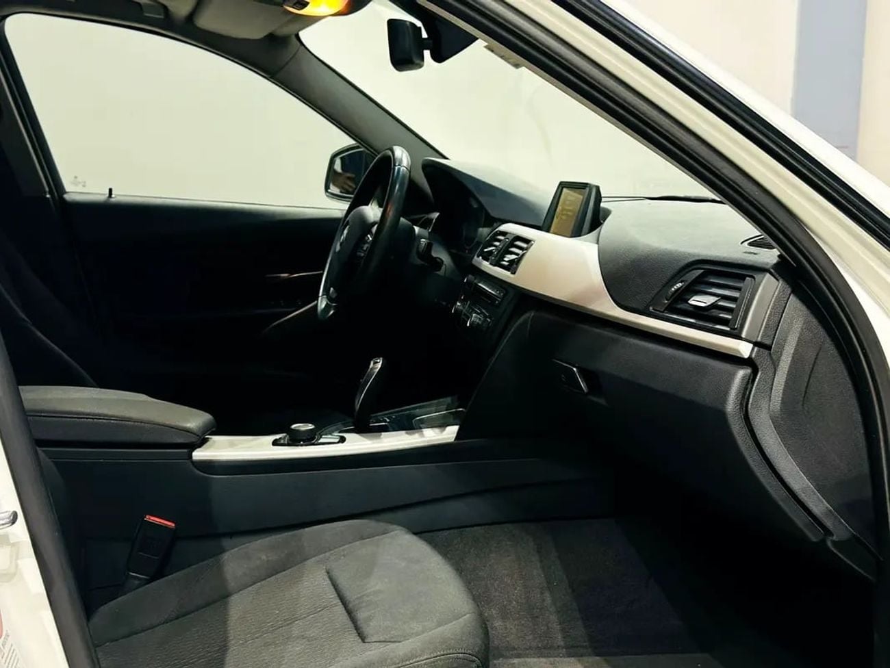 بي أم دبليو 316i Exclusive 1.6L