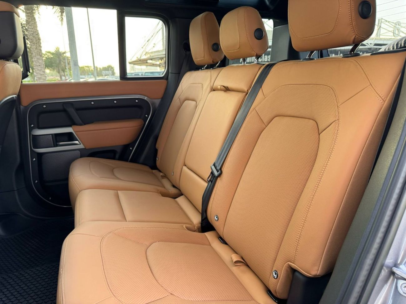 لاند روفر ديفندر 110 HSE P400 3.0L GERMAN SPEC NEAT AND CLEAN LESS KILOMETER