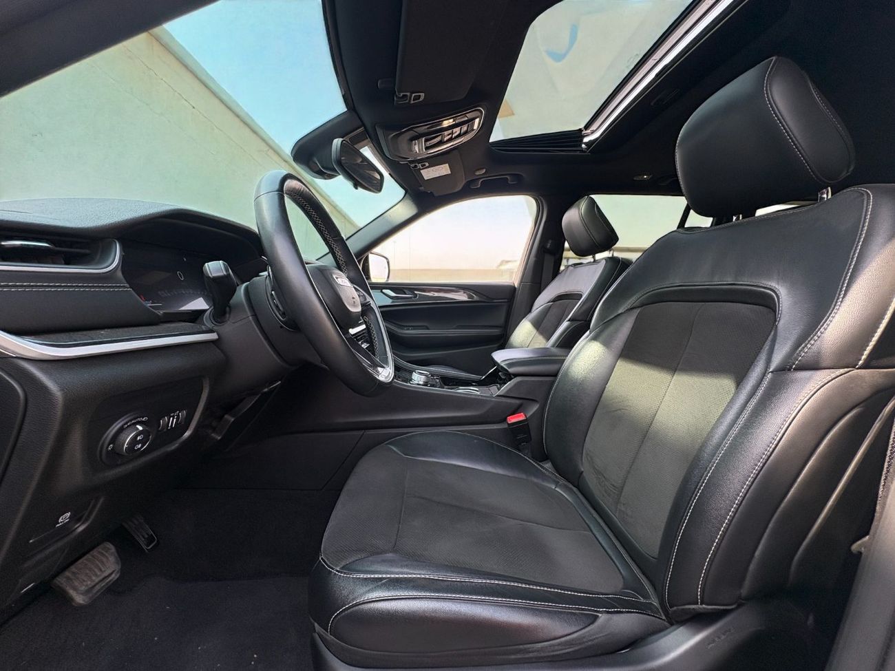 جيب جراند شيروكي Altitude 3.6L 2022 | GCC SPECS | AED 2,580 PER MONTH | Agency Warranty & Valid Service Contract.