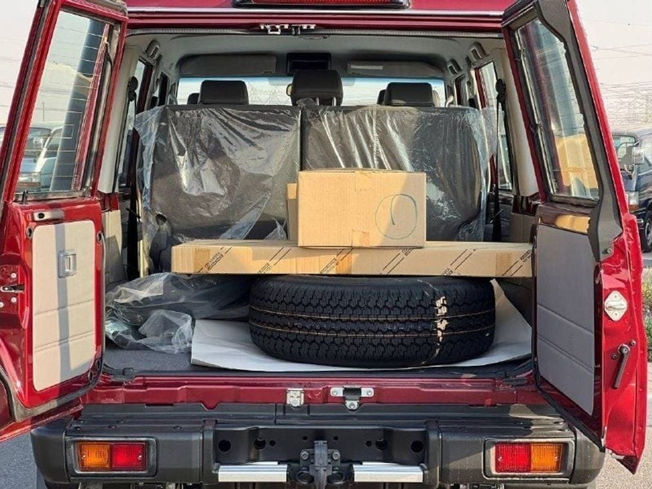 Toyota Land Cruiser 70 LC76 4.0L PTR M/T // 2024 // HIGH OPTION WITH DVD & BACK CAMERA , POWER WINDOWS , COOL BOX // SPECIA