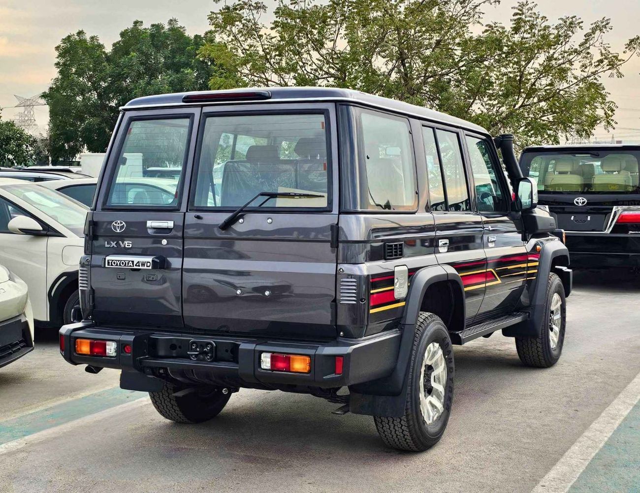 Toyota Land Cruiser 70 LX LC76 / 4.0L PETROL A/T / DIFFLOCK / WINCH, SNORKEL / REFRIGERATOR / OVER FENDER (CODE # 76PAF)