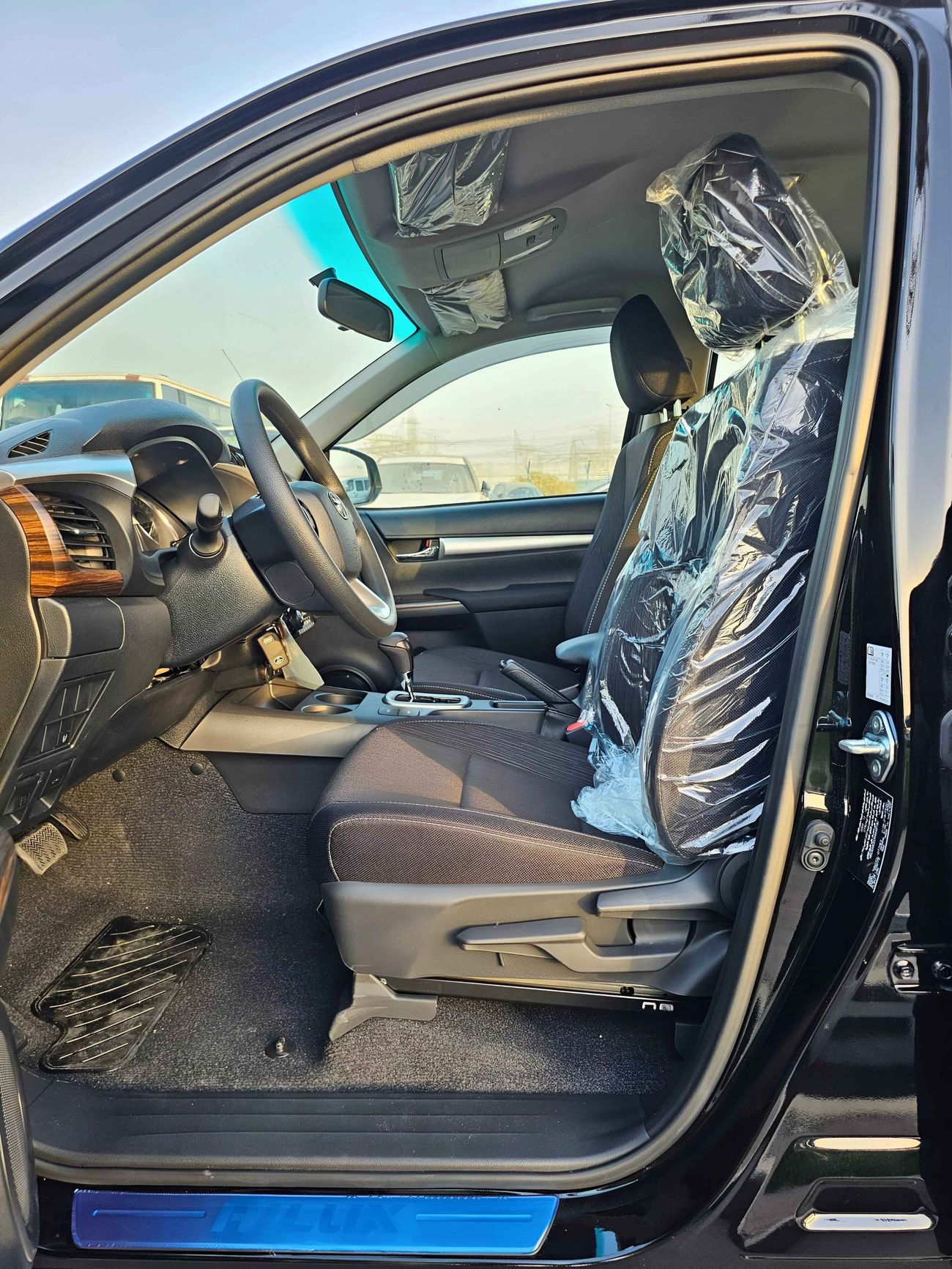 تويوتا هيلوكس 2.7L Petrol / Automatic Gear / FULL OPTION  (CODE # 67998)