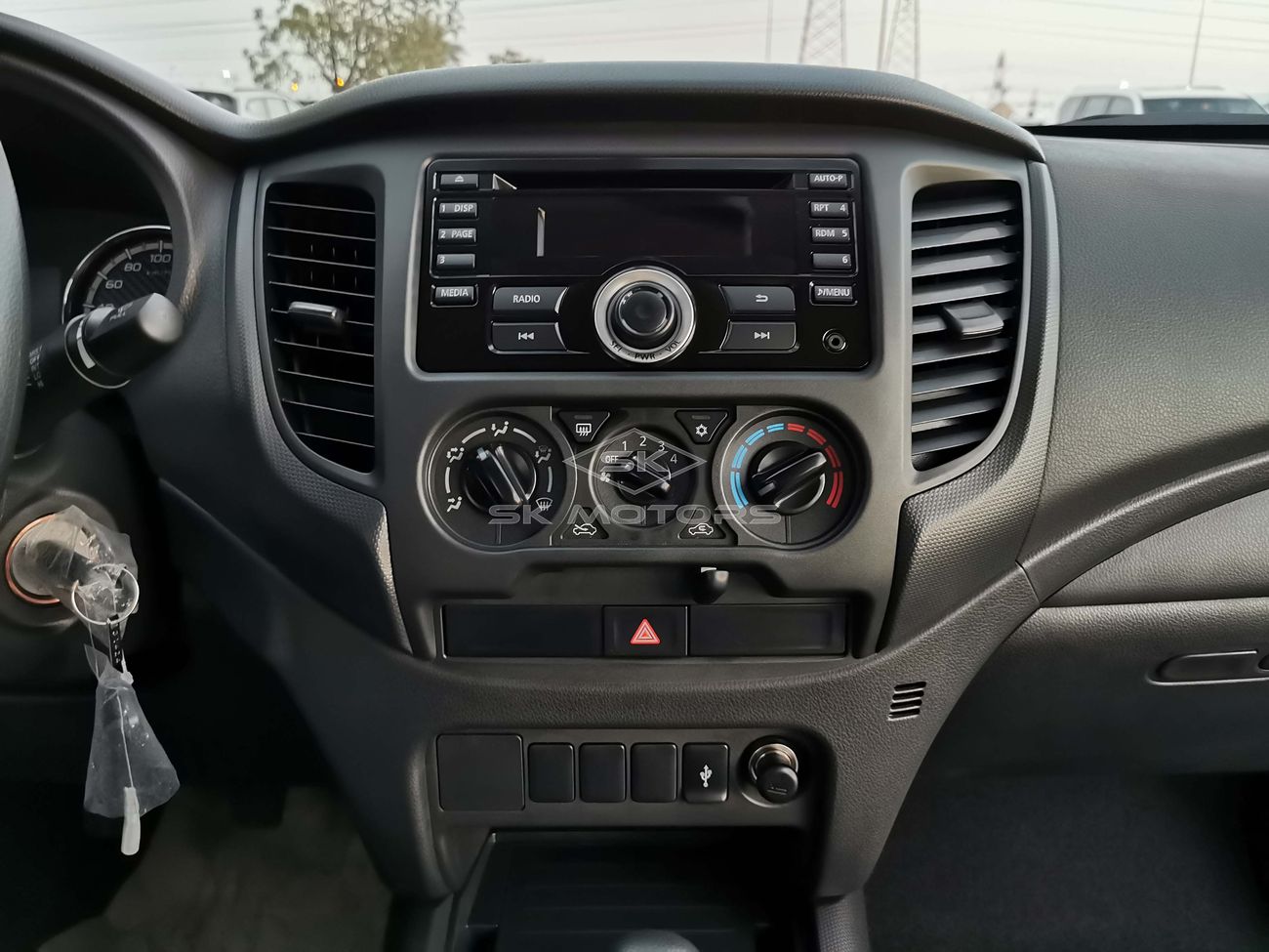 Mitsubishi L200 GLX, 2.4L Diesel, M/T, 4WD, CD Player, Front A/C, (Code # MLP07)