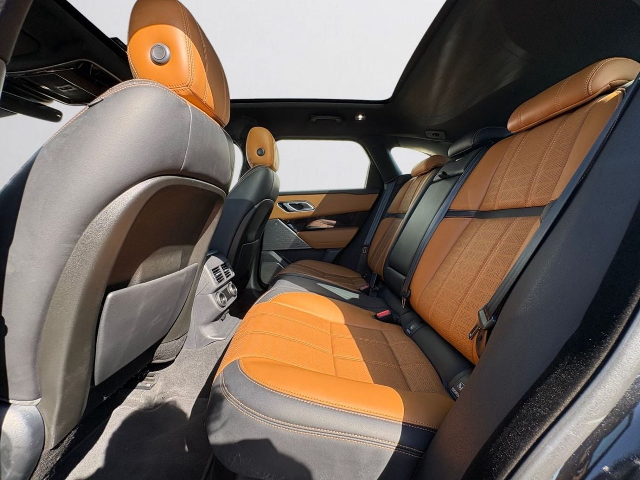 Land Rover Range Rover Velar P250 R-Dynamic SE 2.0L LUXURY R-DYNAMIC SE | RANGE ROVER VELAR P250 | PANORAMIC ROOF | 2.0L TURBO | 2019 GCC