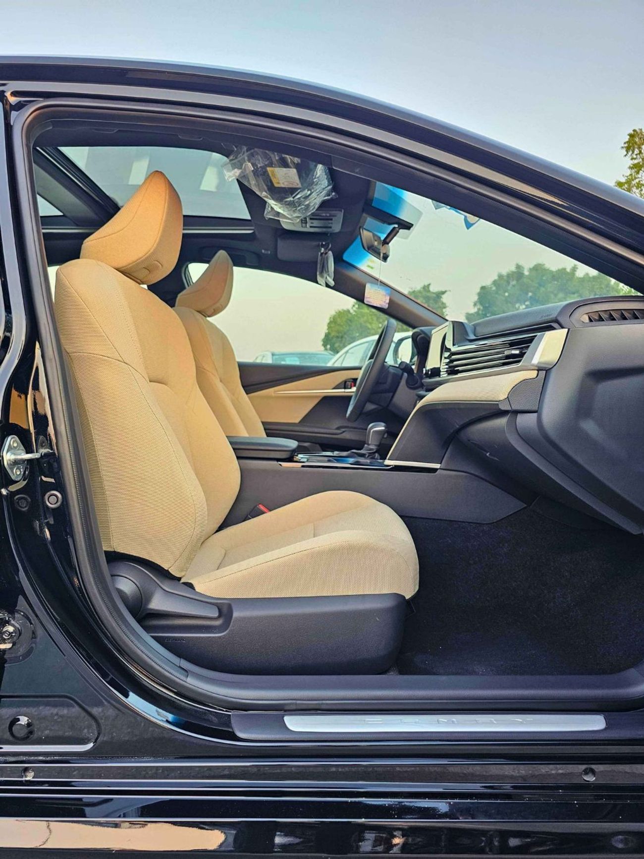 تويوتا كامري LE HYBRID / 2.5L PETROL / PANORAMIC ROOF / MID OPTION / FABRIC SEAT / CODE # LE