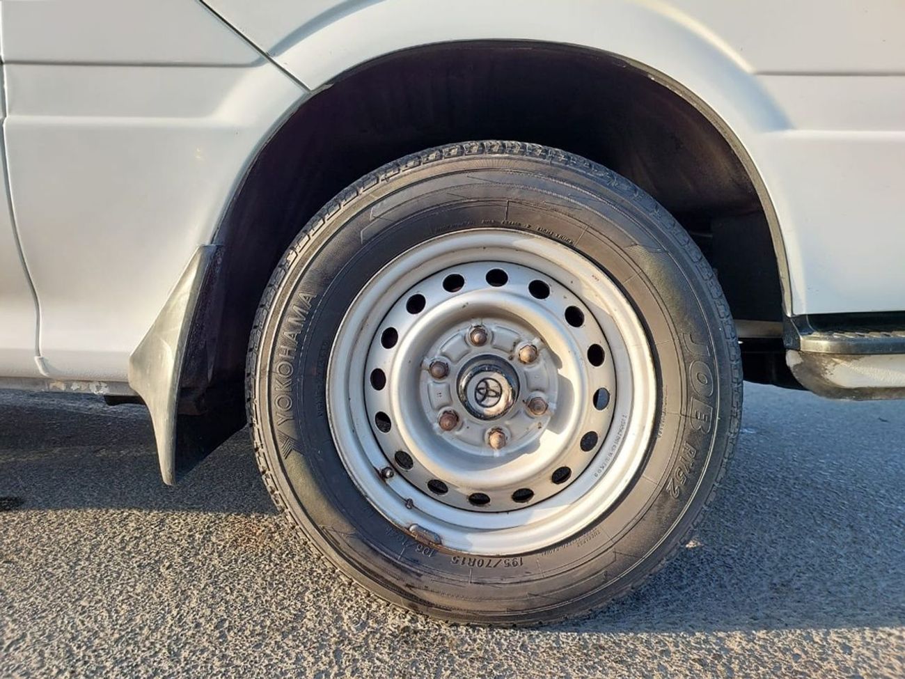 Toyota Hiace TOYOTA HIACE COMMUTER VAN RHD 2002 MODEL 3.0 L DIESEL AUTOMATIC(PM12553)