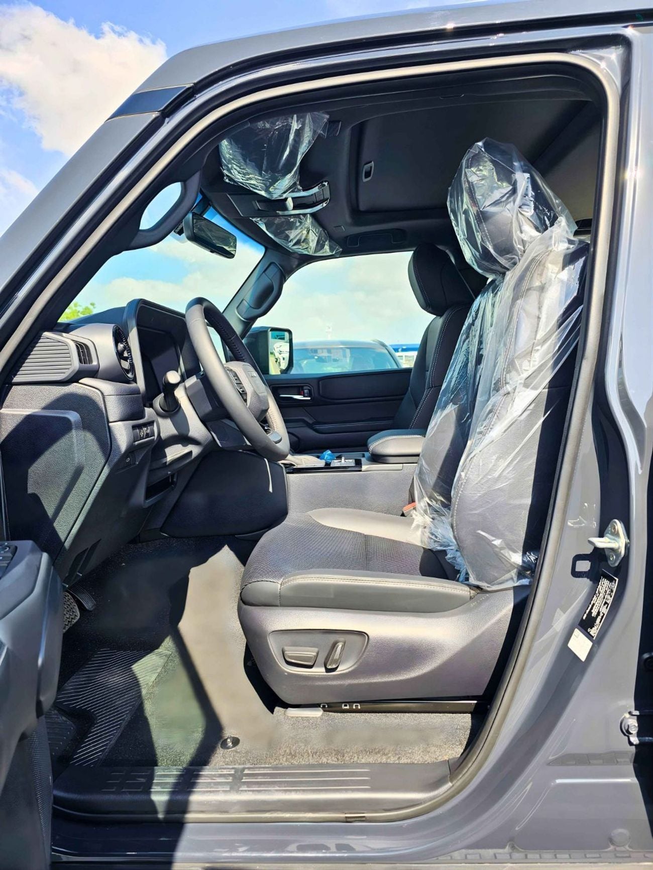 Toyota Prado VXR ALL ROUNDER / 2.4L PETROL V4 / SUNROOF / DRIVER POWER SEAT / COOL BOX / MID OPTION (CODE # R2)