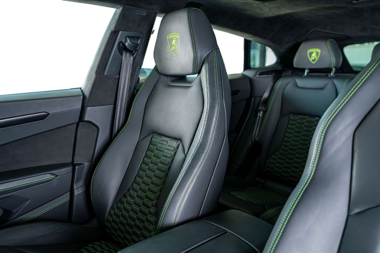 Lamborghini Urus S 4.0T V8 Special Color-23 Inch High Gloss Black Rims-Black Exhaust Tail Pipes