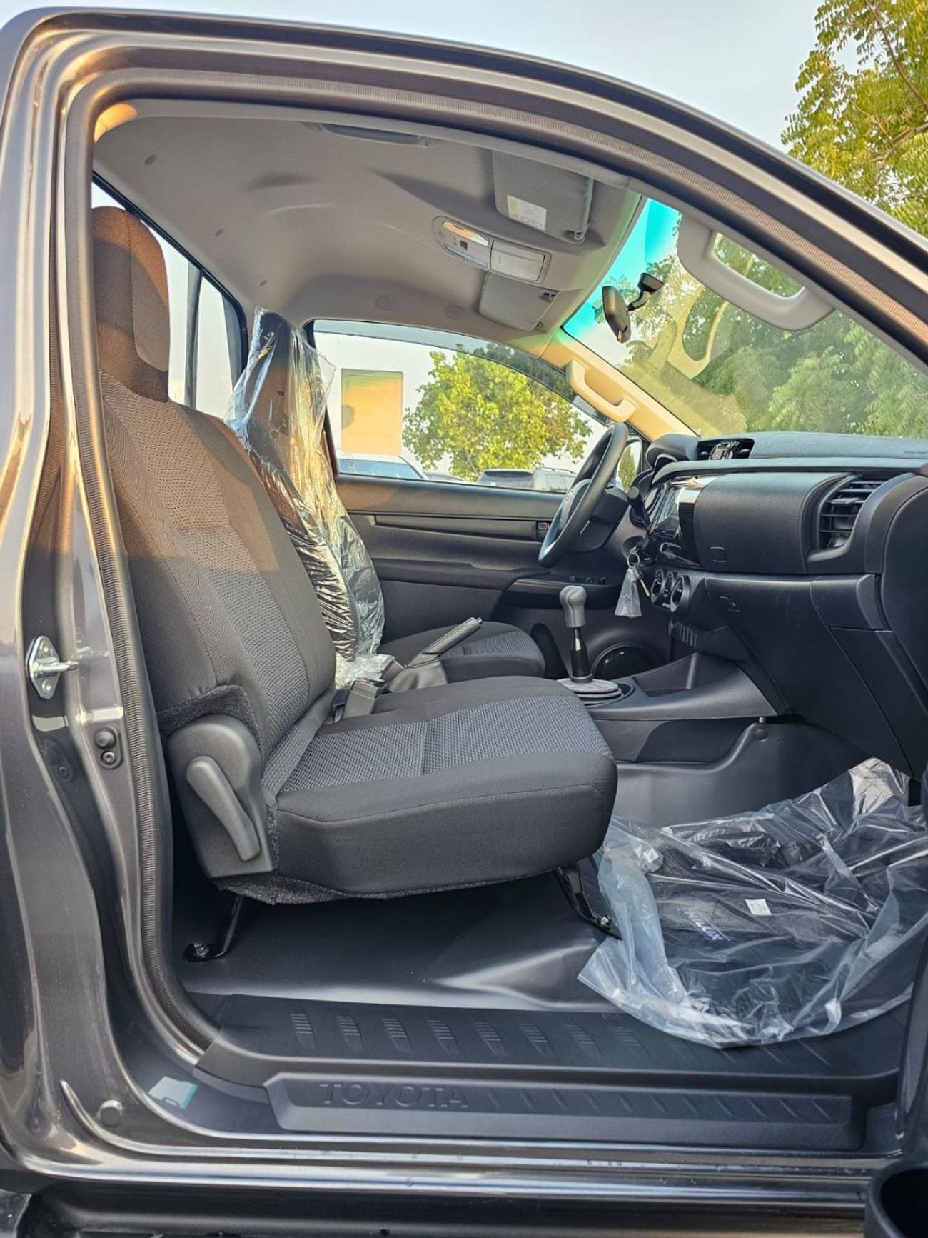Toyota Hilux SINGLE CABIN TOYOTA HILUX SINGLE CABIN LONG BODY || 2.4L DIESEL V4 M/T 4WD | 5+2 HOOKS | PWOER WINDOW | DIFF-LOCK