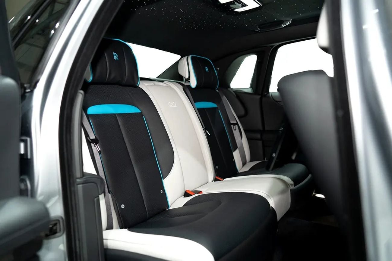 رولز رويس جوست Black Badge 6.6L BLACK BADGE | DELIVERY MILEAGE | STARLIGHT | REAR TVS | CARBON RIMS
