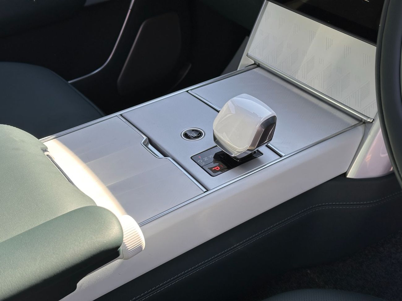 لاند روفر رينج روفر SV 4.4L P615 V8 Right Hand Drive