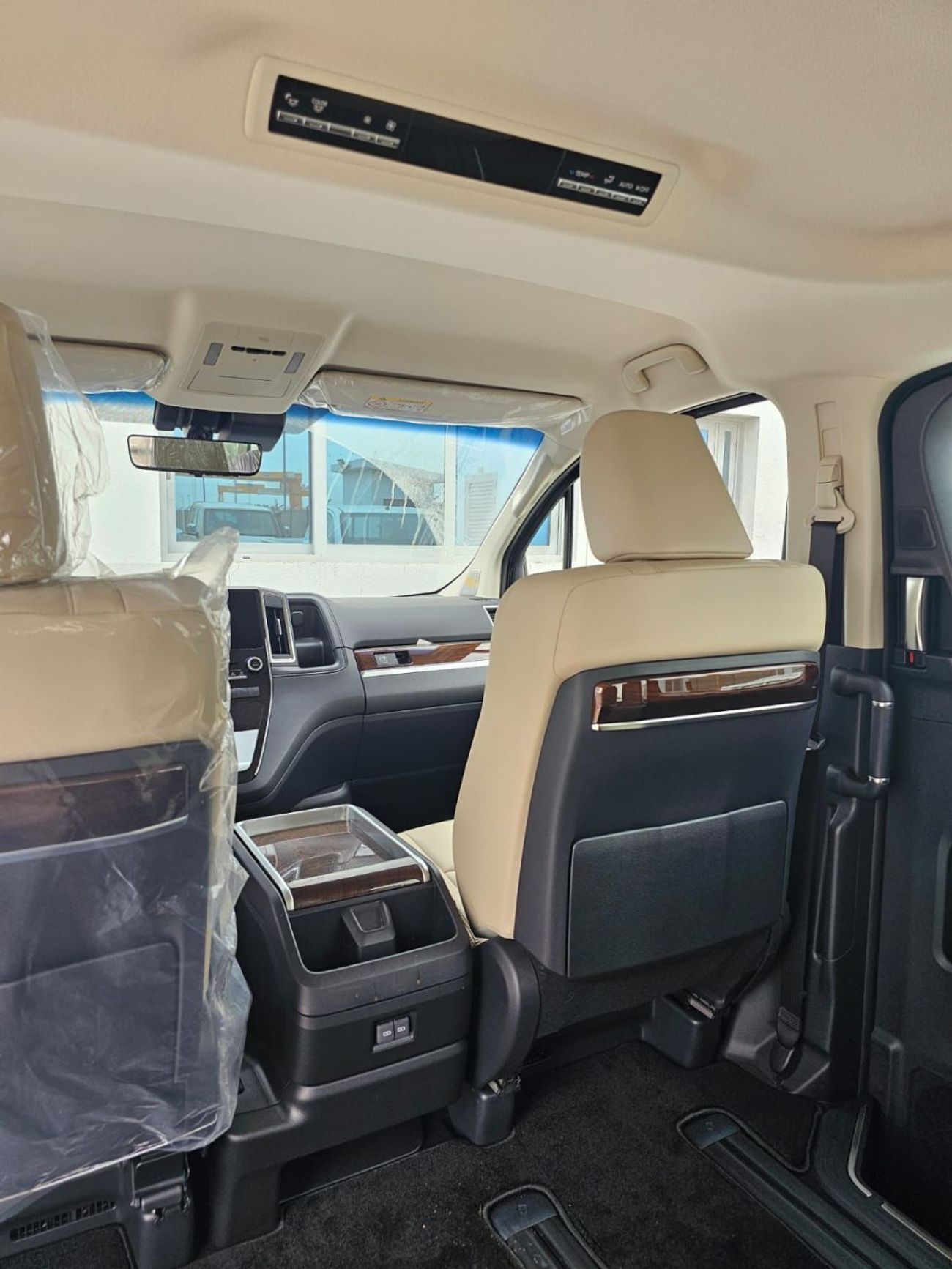 تويوتا جرافينا 2026 Toyota Granvia Premium (Full-Option with Radar) 6-Seater 3.5L V6 Petrol A/T RWD