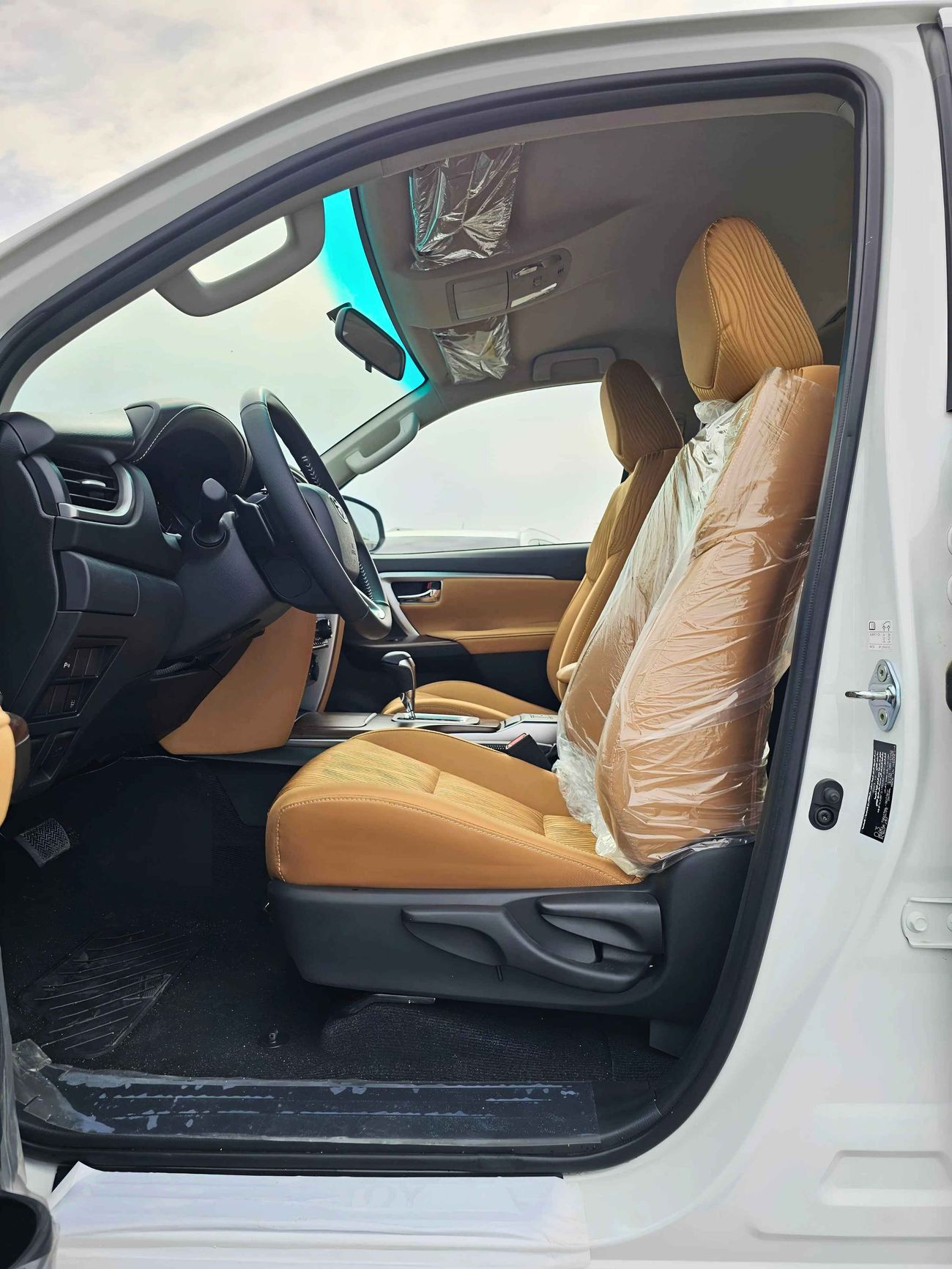 Toyota Fortuner 2.7L V4 PETROL / PUSH START / DVD CAMERA / FULL OPTION (CODE# 69032)