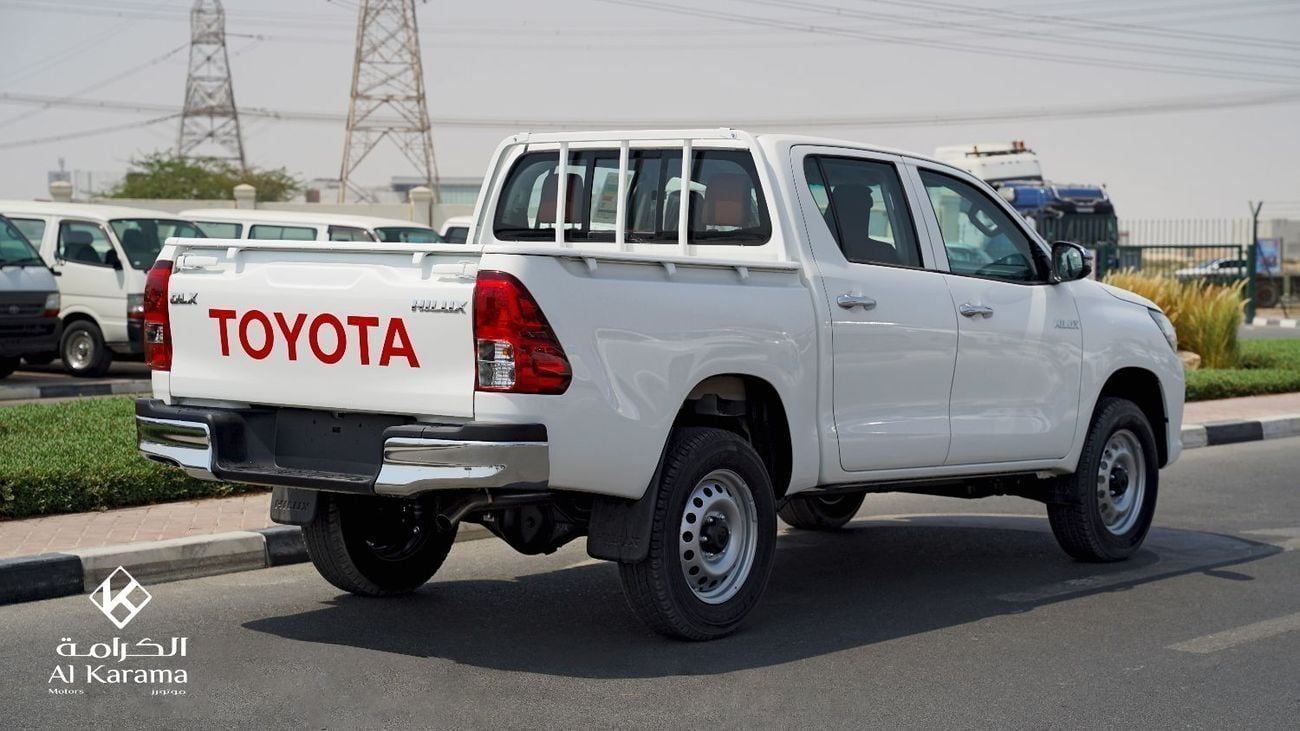 تويوتا هيلوكس 2.4L DLX 4x4 Manual Transmission | 6 Seater | GCC Specs | Power Mirror | Touch Screen Media Player