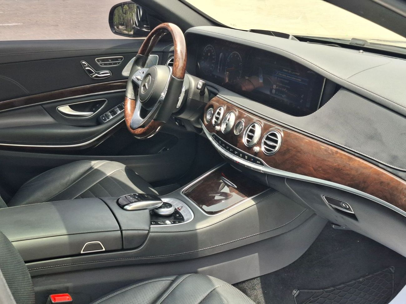 Mercedes-Benz S 560 Std 4.0L (463 HP) Mercedes-Benz S560L 2020 full option  vip