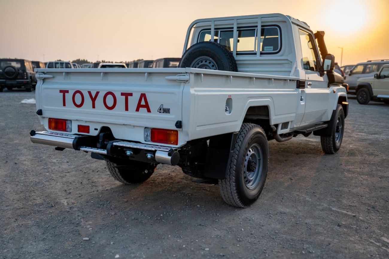 تويوتا لاند كروزر بيك آب 2.8L, 4-cylinder, DOHC, Turbo Diesel . 3 seats . 2 Doors