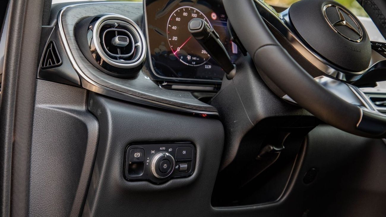 مرسيدس بنز V 300 Avantgarde Plus Extra Long | 2025 | GCC Specs | with 2 Years Agency Warranty