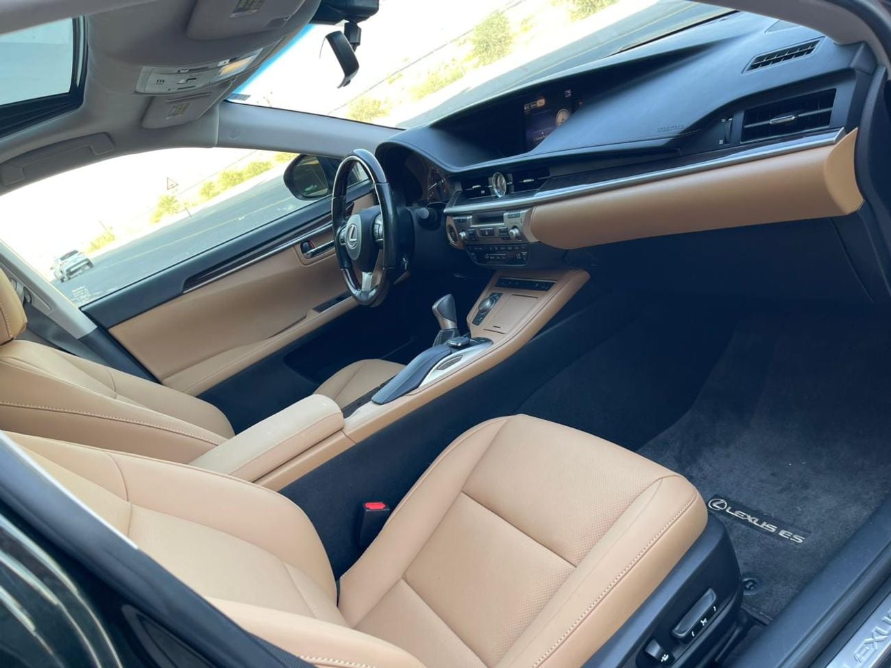 لكزس ES 350 3.5 V6 /PLATINUM / LOW MILEAGE / SCREEN /COOLING AND HEATING SEATS  / IN PERFECT CONDITION
