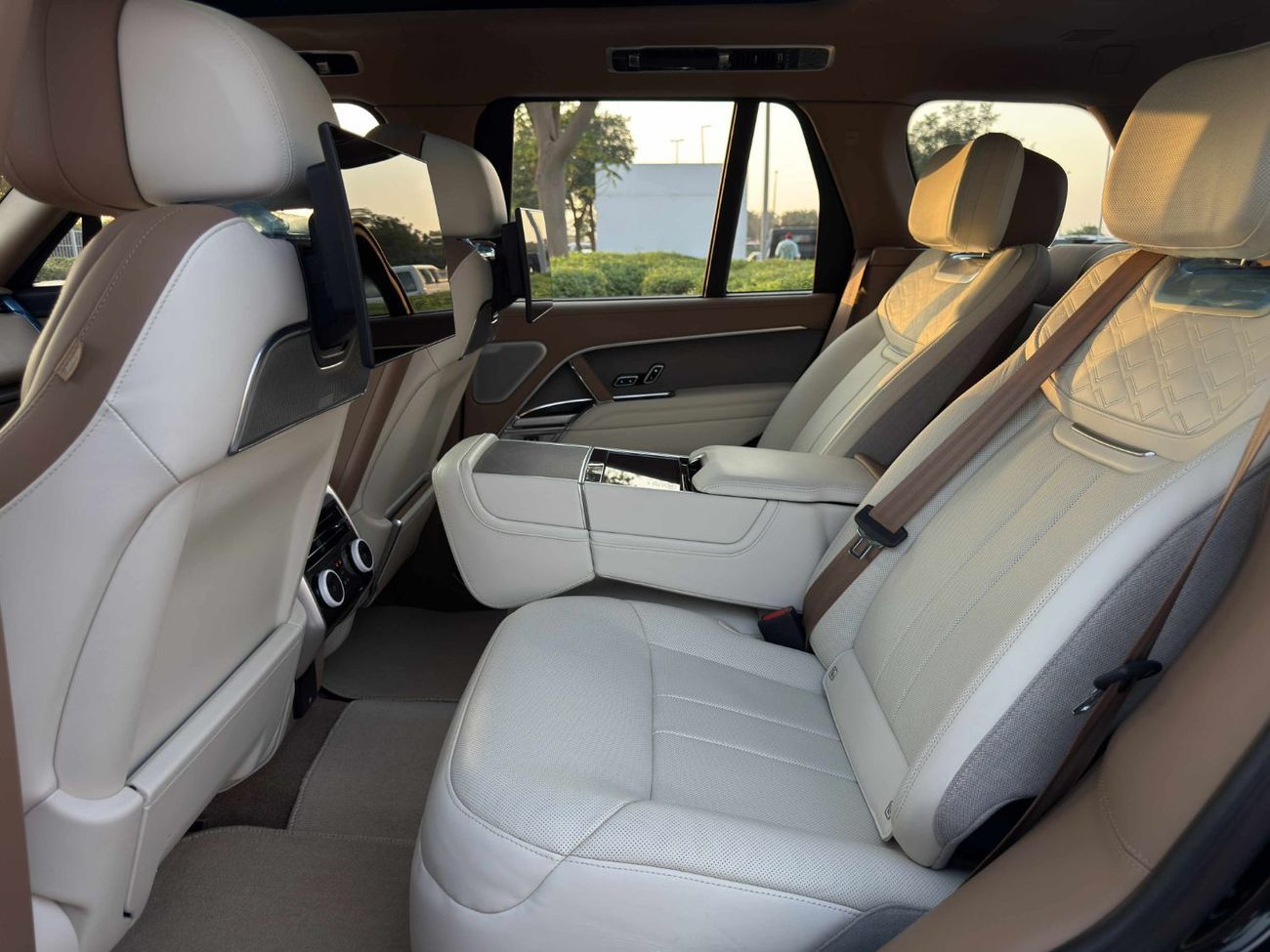 Land Rover Range Rover LWB SV P615 4.4L **2025**GCC SPEC UNDER WARRANTY