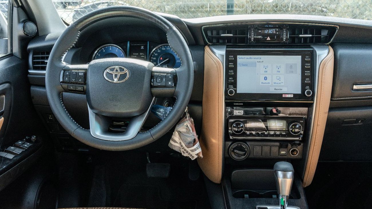 تويوتا فورتونر 2025 Toyota Fortuner 4.0L AT Petrol (White-Tan) (Qatar Spec)