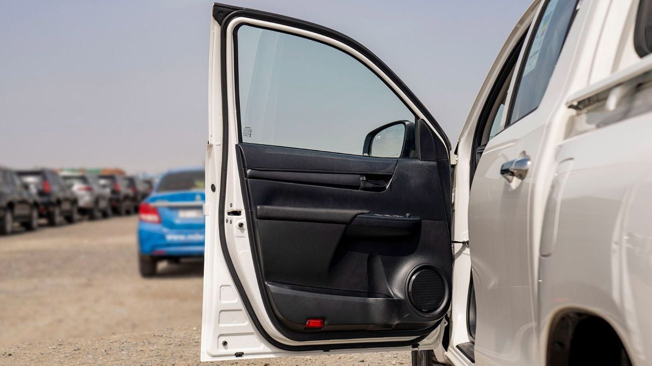 Toyota Hilux MID OPTION PETROL 2.7 AT