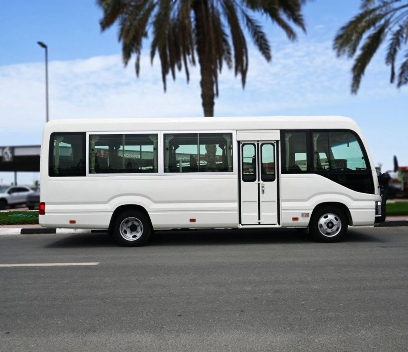 تويوتا كوستر موديل 2023 ديزل 4.2 لتر 22 مقعدا ثلاجة دليل النقل أبيض بالخارج أسود من الداخل