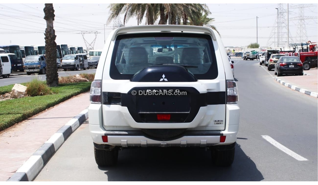 ميتسوبيشي باجيرو ميتسوبيشي باجيرو GLS 2022 موديل SUV. 4WD أبيض / بيج ، كاميرا خلفية ، 3.8 لتر بنزين ، 5 أبواب ..... ح