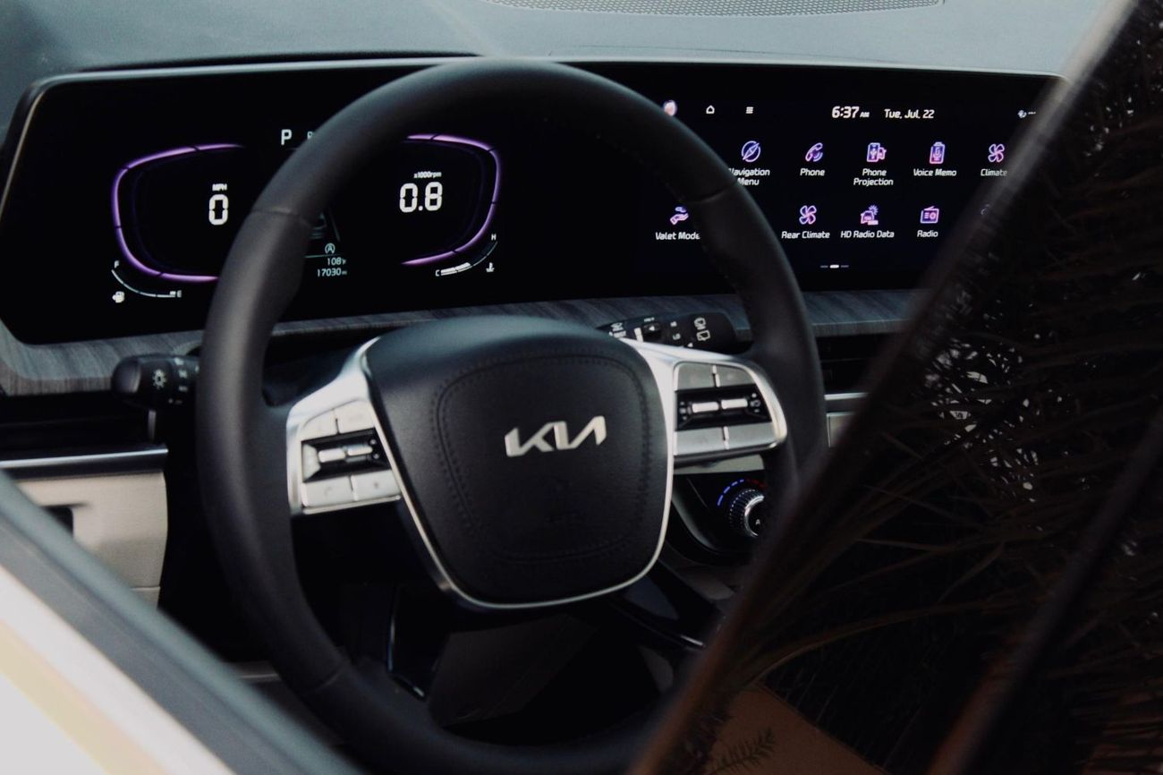 كيا تيلورايد The Kia Telluride is a popular 3-row, 7-8 seater midsize SUV, recognized for its luxurious, upscale 