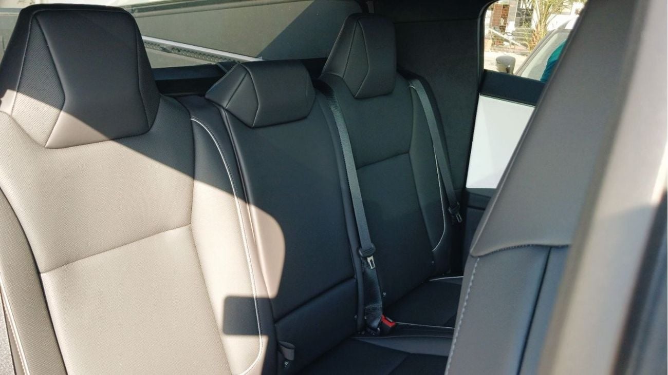 تسلا سايبرتراك Tesla Cybertruck Foundation Series electric pickup truck 2024YM