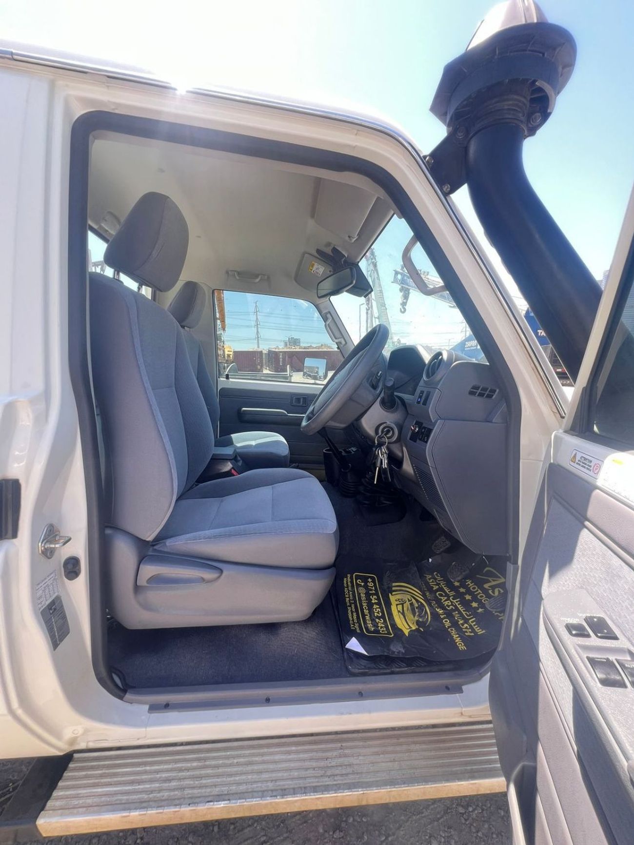 تويوتا لاند كروزر DIESEL ENGINE ,RIGH HAND DRIVE ,4.5 LITER ,MANUAL GEAR