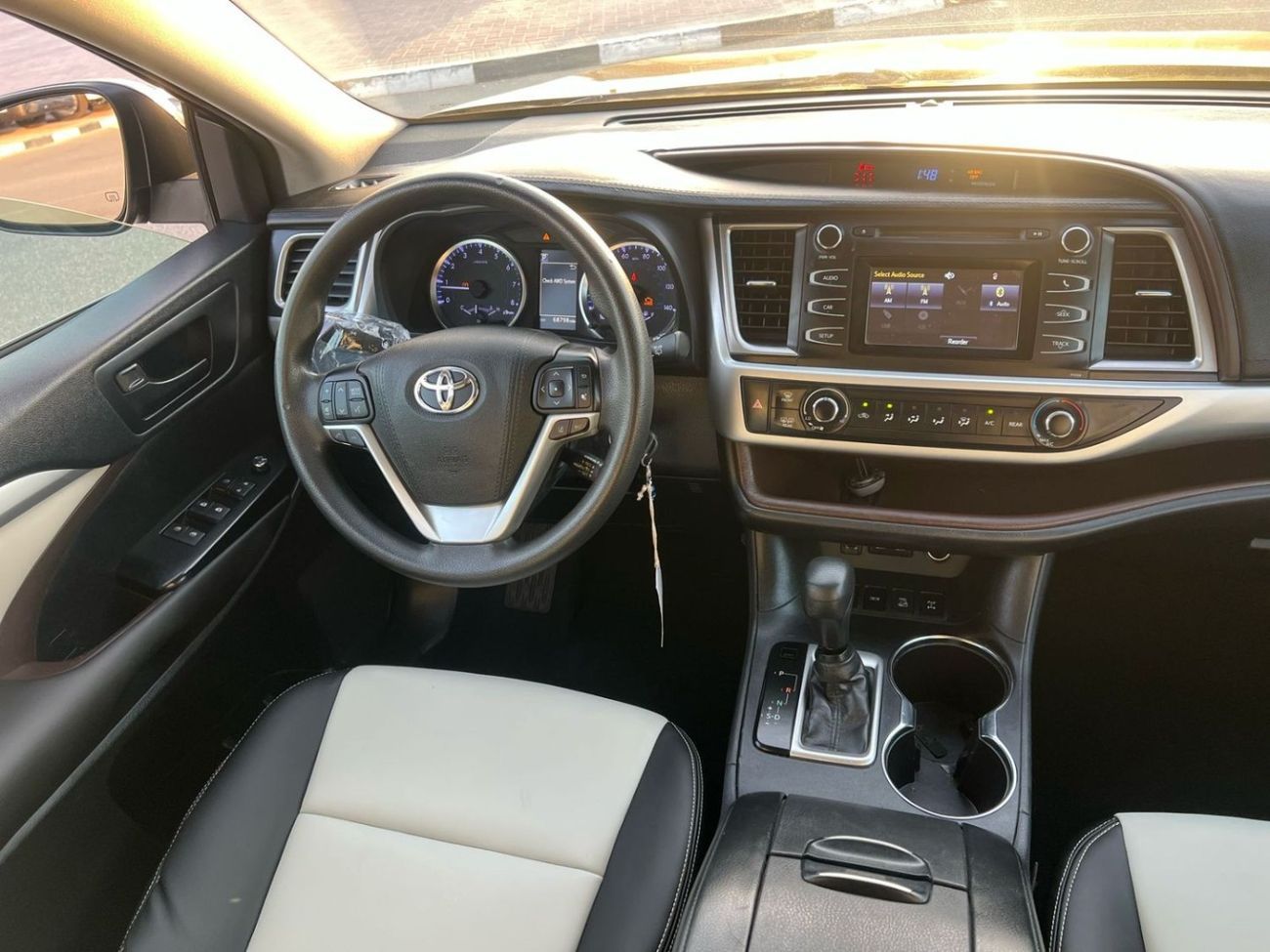 Toyota Highlander 2018 TOYOTA HIGHLANDER V6 3.5L - 4 WHEEL DRIVE (4X4 - LEATHER SEATS WITH 7 SEATER -