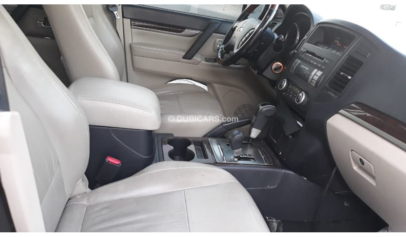 Mitsubishi Pajero 2011 Gulf Specs Full options V6 3. 5 ltr