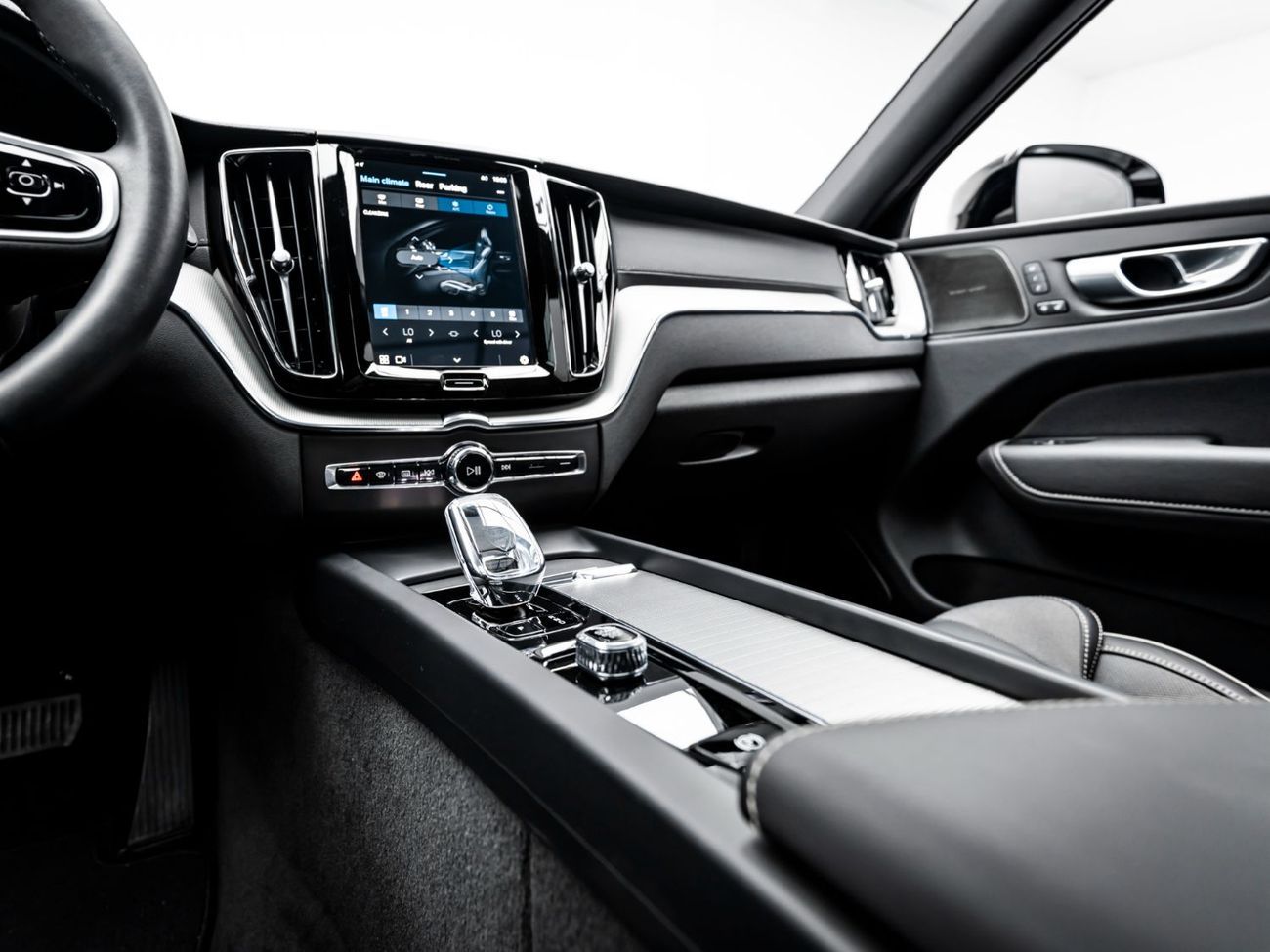 فولفو XC 60 2.0T B5 MHEV R Design (AWD)