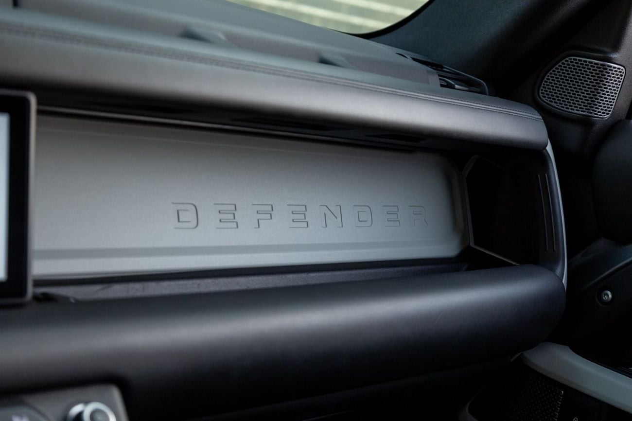 Land Rover Defender P400 90 HSE 3.0L (5 Seater) Land Rover Defender 90 P400 HSE 2021 GCC | Agency Warranty | Service Con