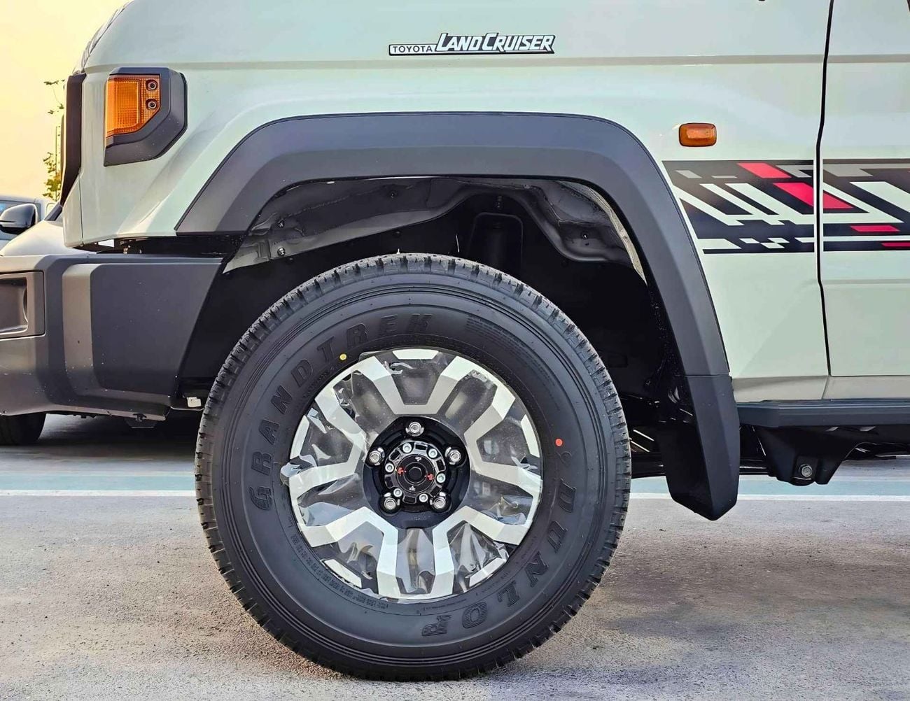 تويوتا لاند كروزر 70 LX LC76 | 4.0L V6 PETROL | A/T | LEATHER SEATS | DVD+CAMERA | DIFF LOCKS | 5 DOORS (CODE#H76PAF)