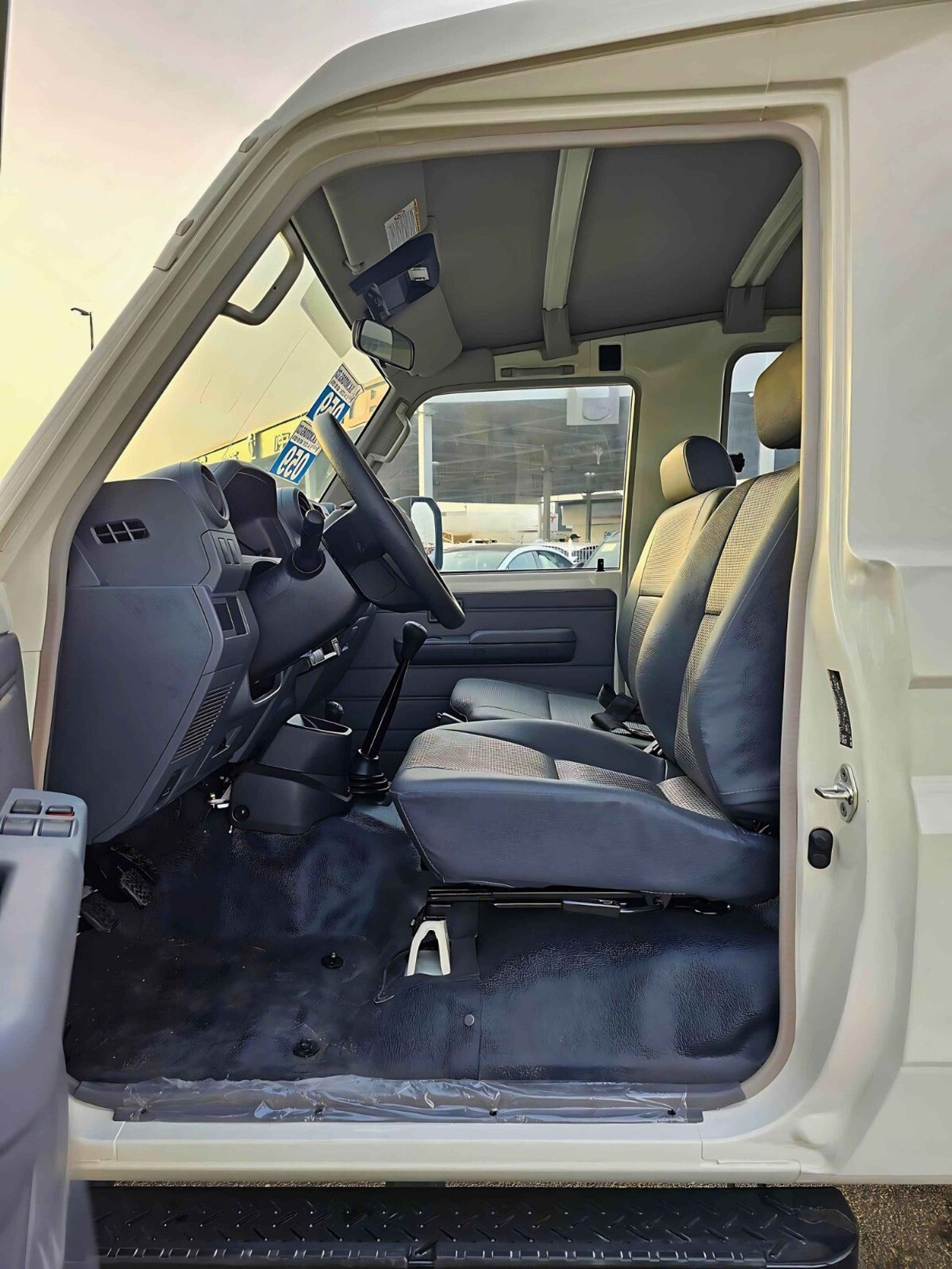 تويوتا لاند كروزر 70 LC78 / V6 / 4.2L DIESEL / M/T / POWER WINDOWS WITH LEATHER (CODE # 68036)