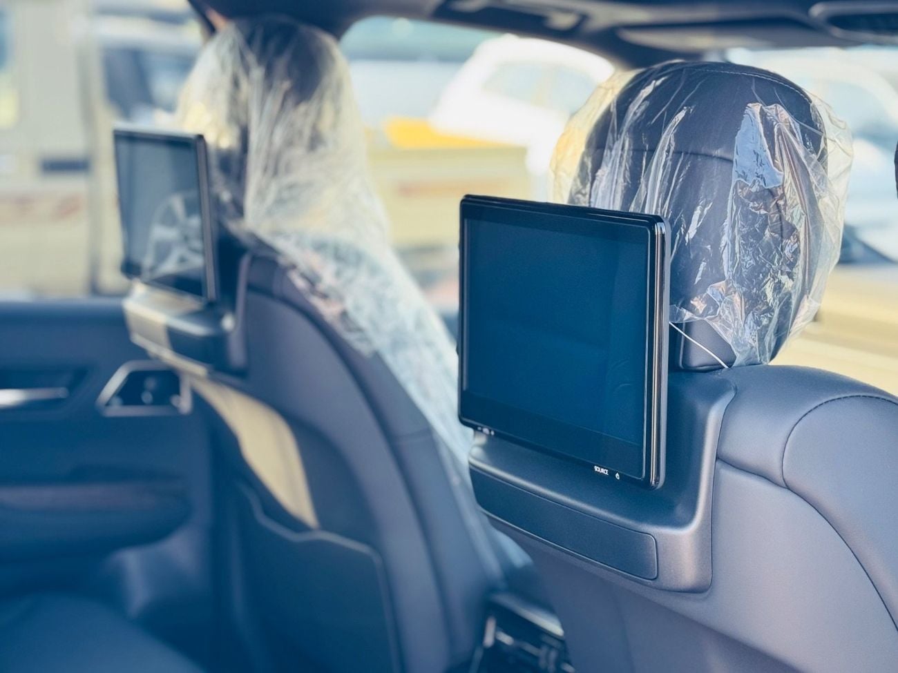 تويوتا لاند كروزر Zx top of the range white with black interior