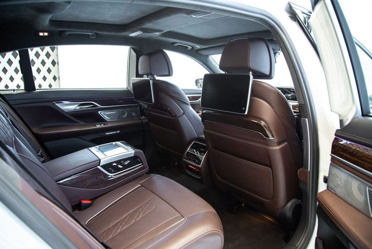 BMW 750Li Luxury 4.4L (443 HP)