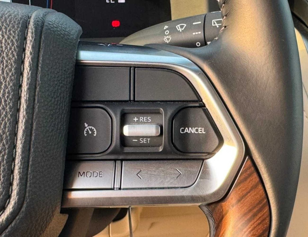 Toyota Land Cruiser GXR MID OPTION || 4.0L PETROL V6 | SUNROOF | LEATHER WITH PWR SEATS | REAR ENTERTAINMENT SCREEN (COD