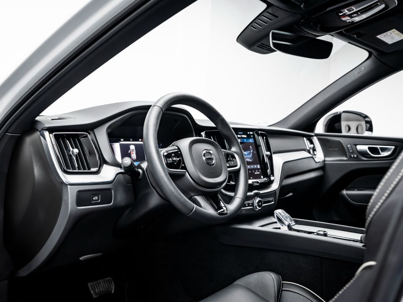 فولفو XC 60 2.0T B5 MHEV R Design (AWD)