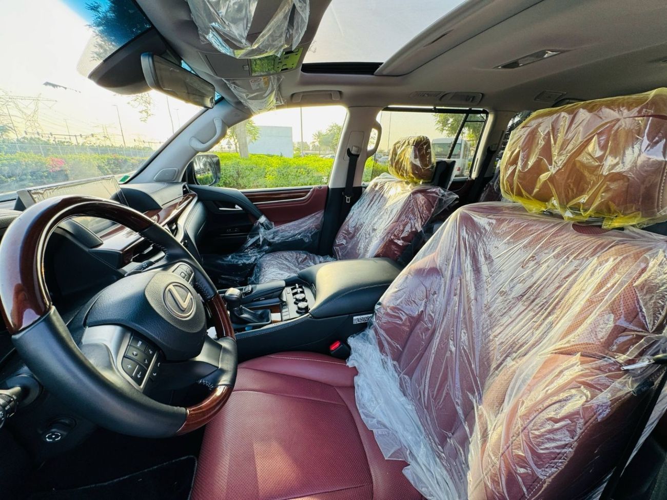 Lexus LX 570 Signature 5.7L GCC SPEC NEAT AND CLEAN LESS KILOMETER